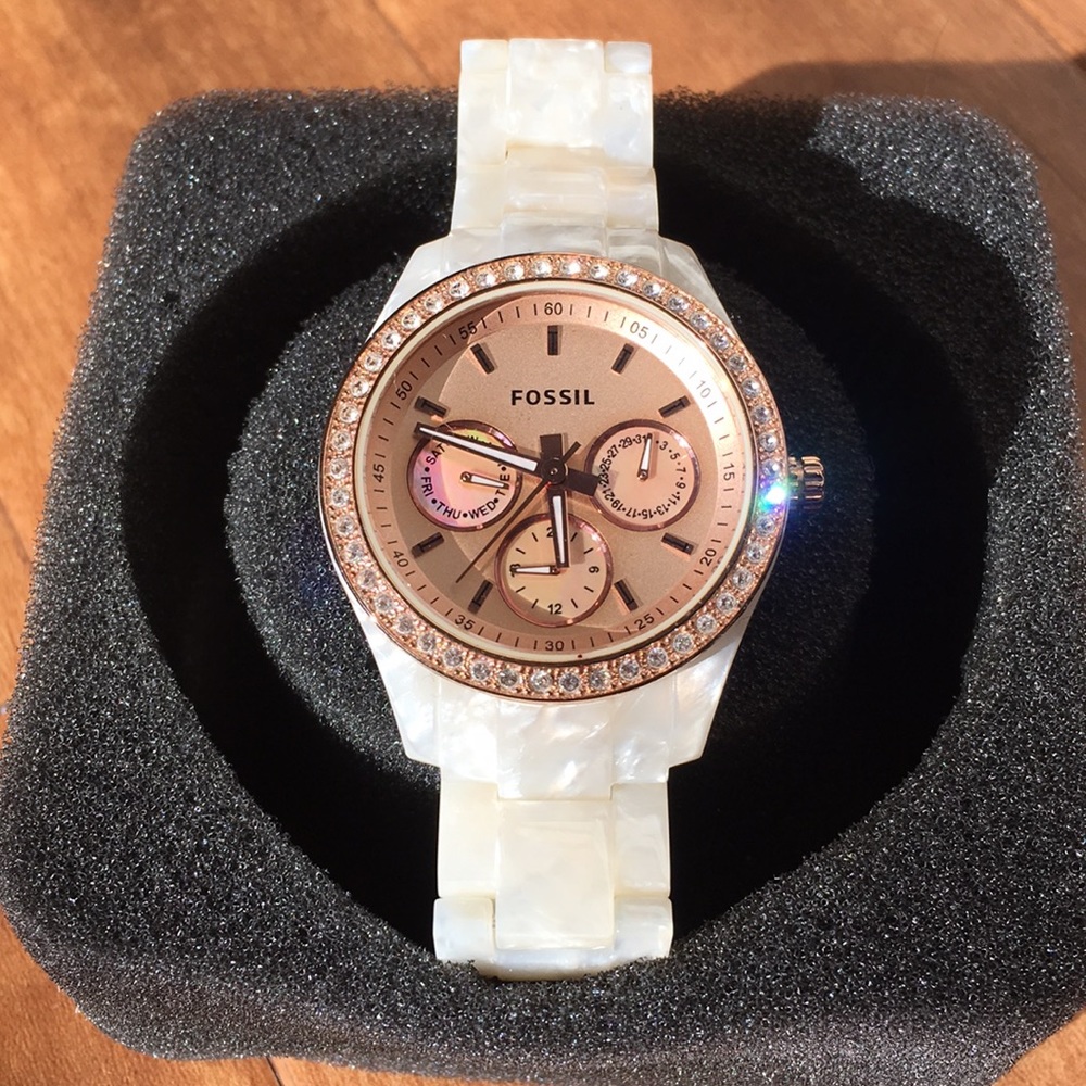 Fossil rose gold watch with white pearly band